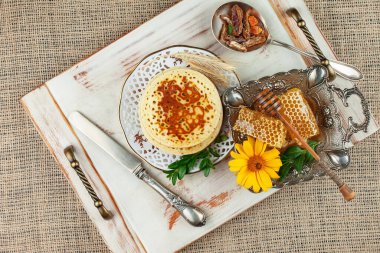 Arı balı kavanozda, çiçekli, eski arka planda..