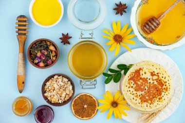 Arı balı kavanozda, çiçekli, eski arka planda..