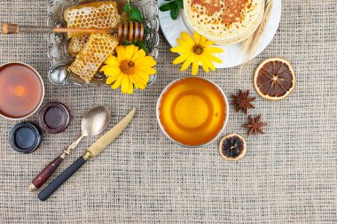 Arı balı kavanozda, çiçekli, eski arka planda..