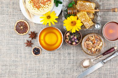 Arı balı kavanozda, çiçekli, eski arka planda..