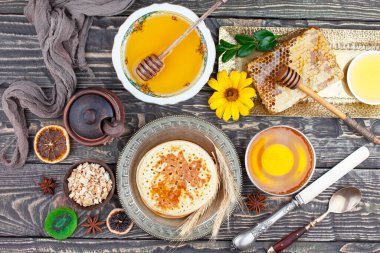 Arı balı kavanozda, çiçekli, eski arka planda..