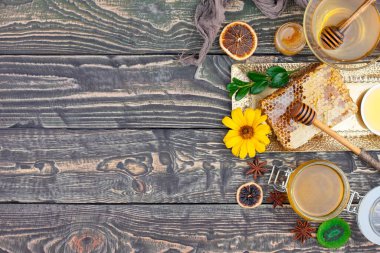 Arı balı kavanozda, çiçekli, eski arka planda..