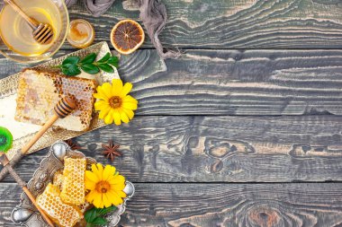 Arı balı kavanozda, çiçekli, eski arka planda..