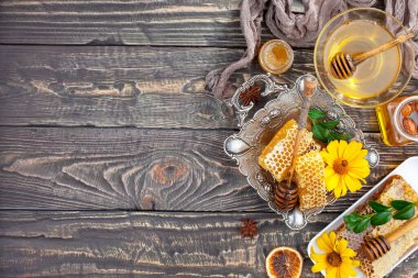 Arı balı kavanozda, çiçekli, eski arka planda..