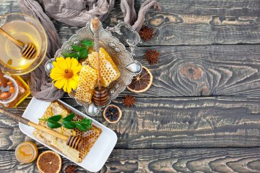 Arı balı kavanozda, çiçekli, eski arka planda..