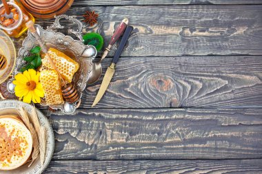 Arı balı kavanozda, çiçekli, eski arka planda..