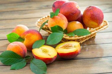 Eski bir arkaplanda olgun şeftaliler