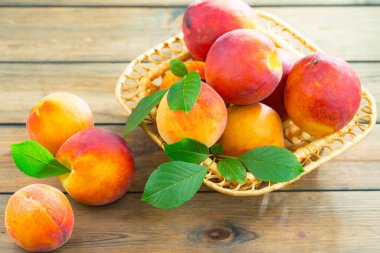 Eski bir arkaplanda olgun şeftaliler