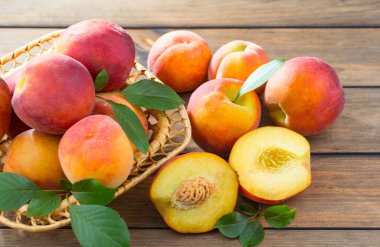 Eski bir arkaplanda olgun şeftaliler