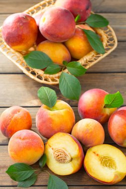 Eski bir arkaplanda olgun şeftaliler