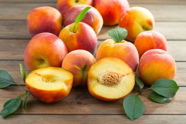 Eski bir arkaplanda olgun şeftaliler