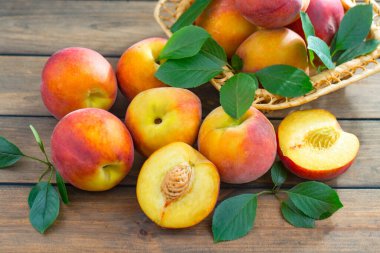 Eski bir arkaplanda olgun şeftaliler