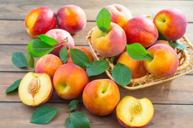 Eski bir arkaplanda olgun şeftaliler