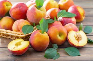 Eski bir arkaplanda olgun şeftaliler