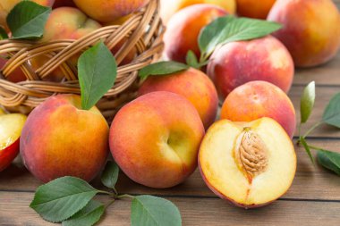 Eski bir arkaplanda olgun şeftaliler