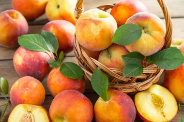 Eski bir arkaplanda olgun şeftaliler