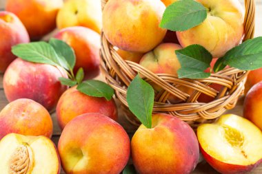 Eski bir arkaplanda olgun şeftaliler