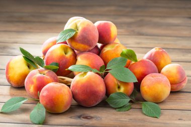 Eski bir arkaplanda olgun şeftaliler