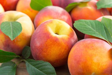 Eski bir arkaplanda olgun şeftaliler