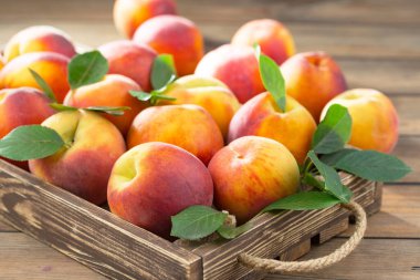 Eski bir arkaplanda olgun şeftaliler