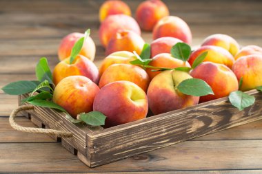 Eski bir arkaplanda olgun şeftaliler