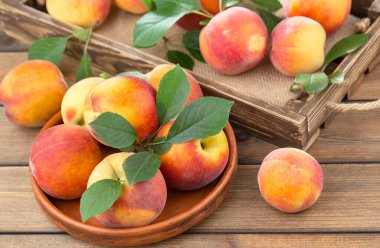 Eski bir arkaplanda olgun şeftaliler