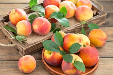 Eski bir arkaplanda olgun şeftaliler