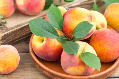 Eski bir arkaplanda olgun şeftaliler