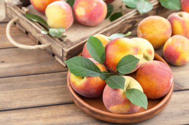 Eski bir arkaplanda olgun şeftaliler