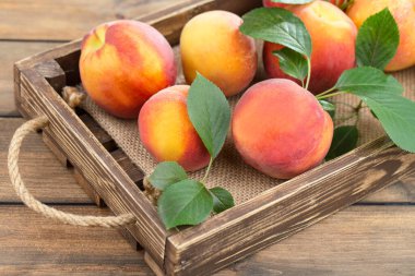 Eski bir arkaplanda olgun şeftaliler