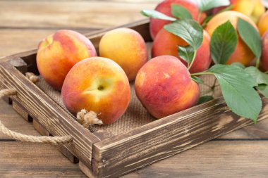 Eski bir arkaplanda olgun şeftaliler