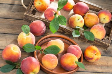 Eski bir arkaplanda olgun şeftaliler