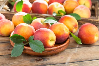 Eski bir arkaplanda olgun şeftaliler