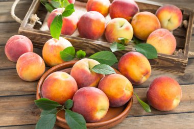 Eski bir arkaplanda olgun şeftaliler