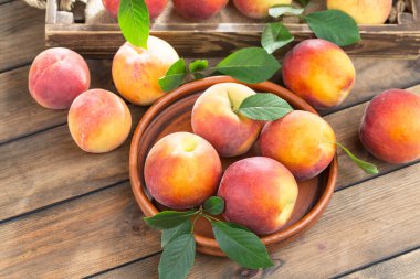 Eski bir arkaplanda olgun şeftaliler