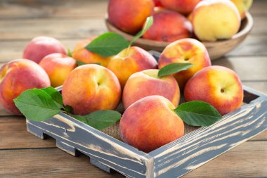 Eski bir arkaplanda olgun şeftaliler