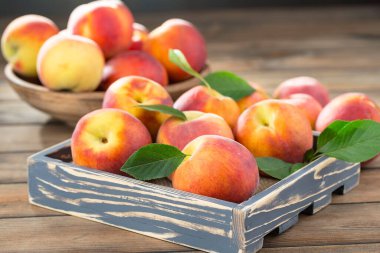 Eski bir arkaplanda olgun şeftaliler