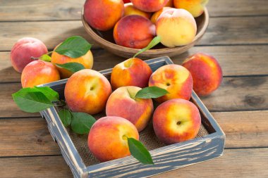 Eski bir arkaplanda olgun şeftaliler