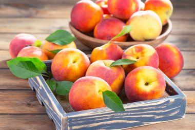 Eski bir arkaplanda olgun şeftaliler