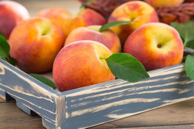 Eski bir arkaplanda olgun şeftaliler