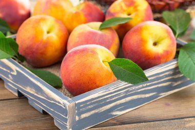 Eski bir arkaplanda olgun şeftaliler