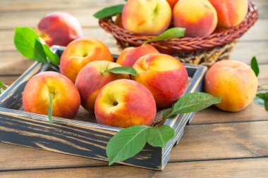 Eski bir arkaplanda olgun şeftaliler