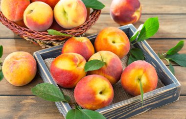 Eski bir arkaplanda olgun şeftaliler