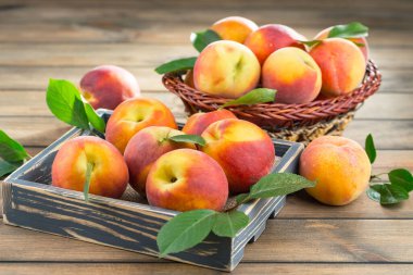 Eski bir arkaplanda olgun şeftaliler