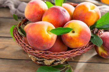 Eski bir arkaplanda olgun şeftaliler