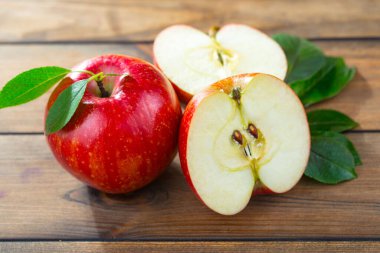 Eski arkaplanda kırmızı elmalar