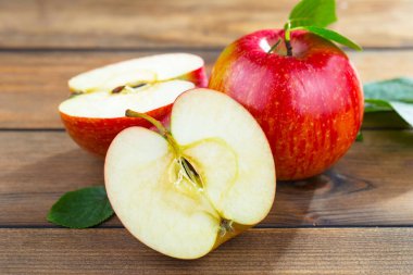 İçkilerle kompozisyonda olgun yaz meyveleri. Sağlıklı yemek..