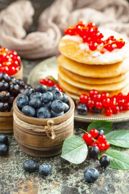 İçkilerle kompozisyonda olgun yaz meyveleri. Sağlıklı yemek..