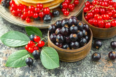 İçkilerle kompozisyonda olgun yaz meyveleri. Sağlıklı yemek..