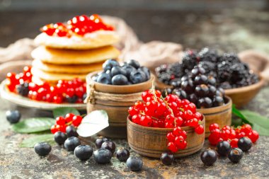 İçkilerle kompozisyonda olgun yaz meyveleri. Sağlıklı yemek..